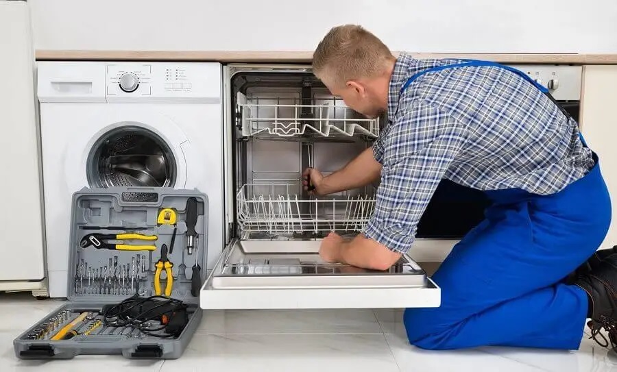 Kuşadası Hotpoint servisi teknisyen ekibi beyaz eşya tamiri yaparken